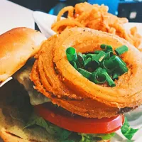 beef cheeseburger with mushrooms, scallions,  and crispy onion rings.|cassie bさん