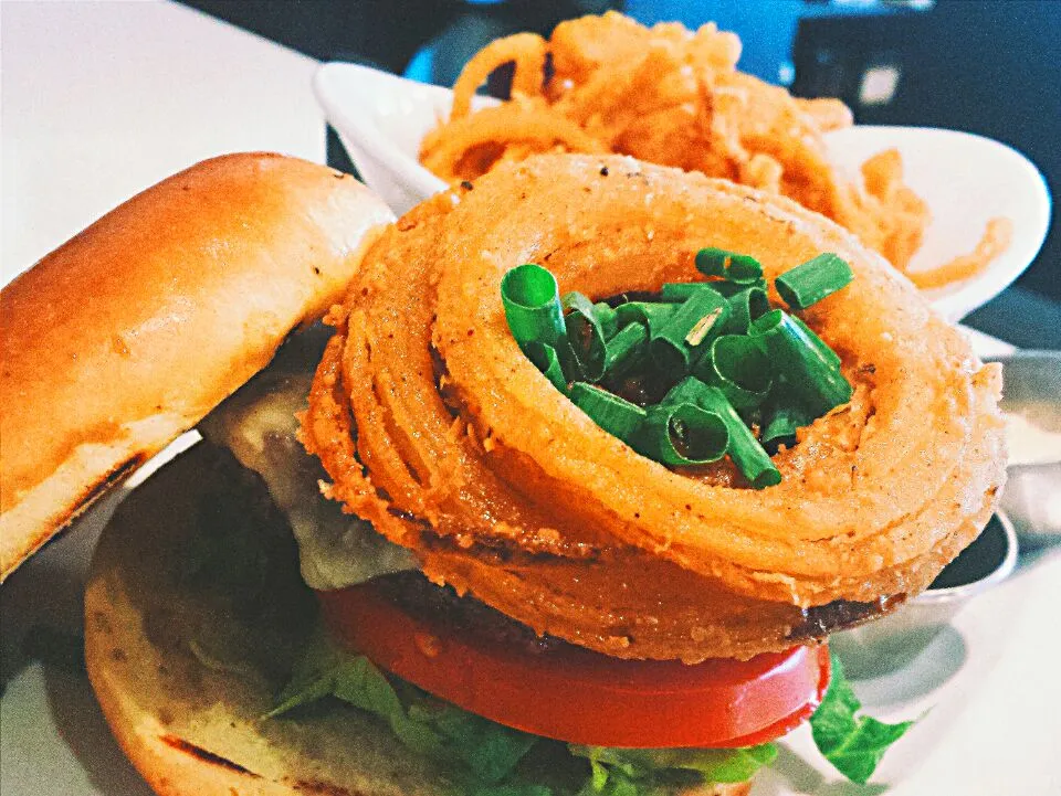 beef cheeseburger with mushrooms, scallions,  and crispy onion rings.|cassie bさん