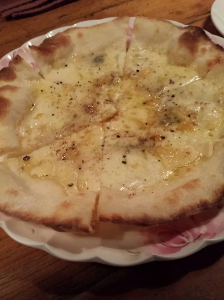 Snapdishの料理写真:Pizza４Formaggi|レントンさん