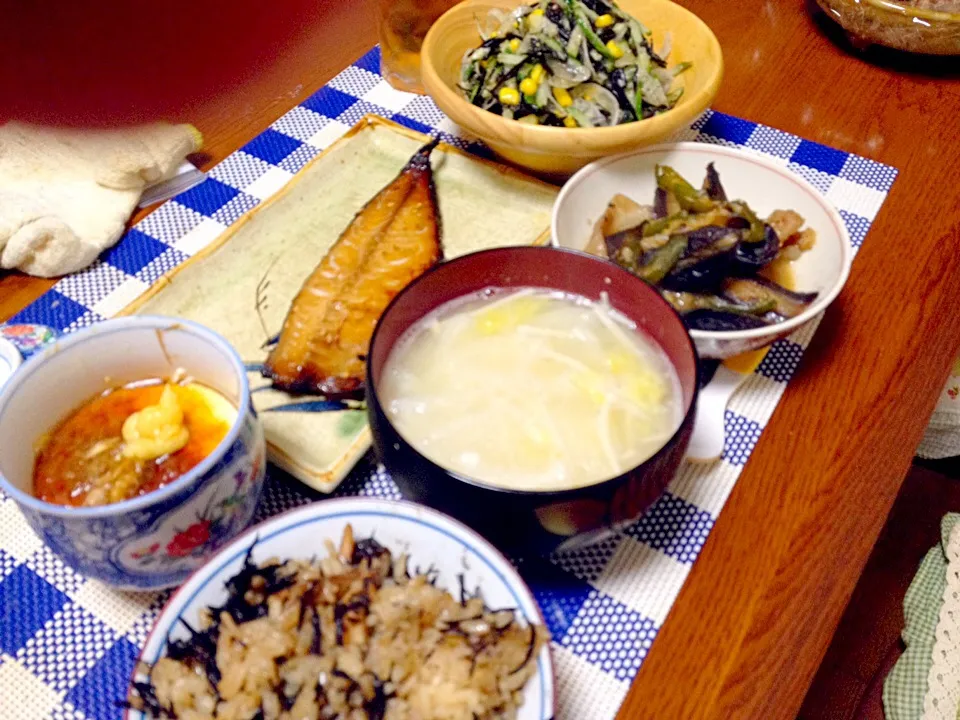 ひじきご飯、味噌汁、鯖みりん、手作り豆腐、ナスの味噌炒め、ひじきサラダ|クロエさん