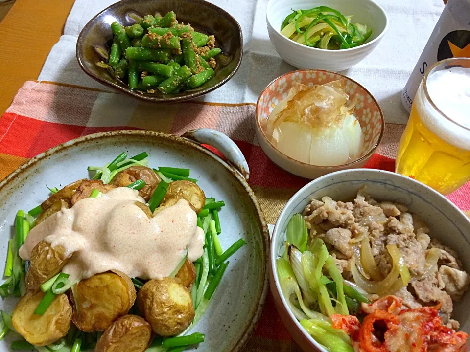 豚こま生姜焼き丼、揚げ新じゃが＋明太マヨ、いんげん胡麻和え、新玉おかか、セロリとピーマンと大根の葉のきんぴら|ぷっくりんこ💙さん