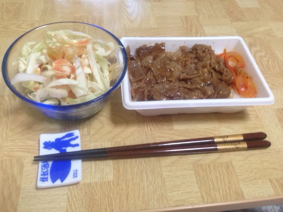 Snapdishの料理写真:牛肉焼肉弁当と春キャベツと新玉葱の明太子と樺太ますの出しのサラダ|Tarou  Masayukiさん