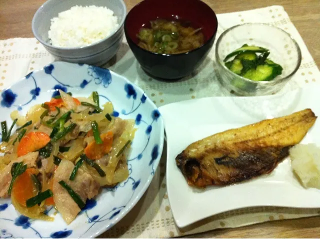 豚バラと野菜のレモン醤油炒め・身欠きニシン一夜干し・簡単キュウリ麺つゆ浅漬け・舞茸の味噌汁|まーままさん