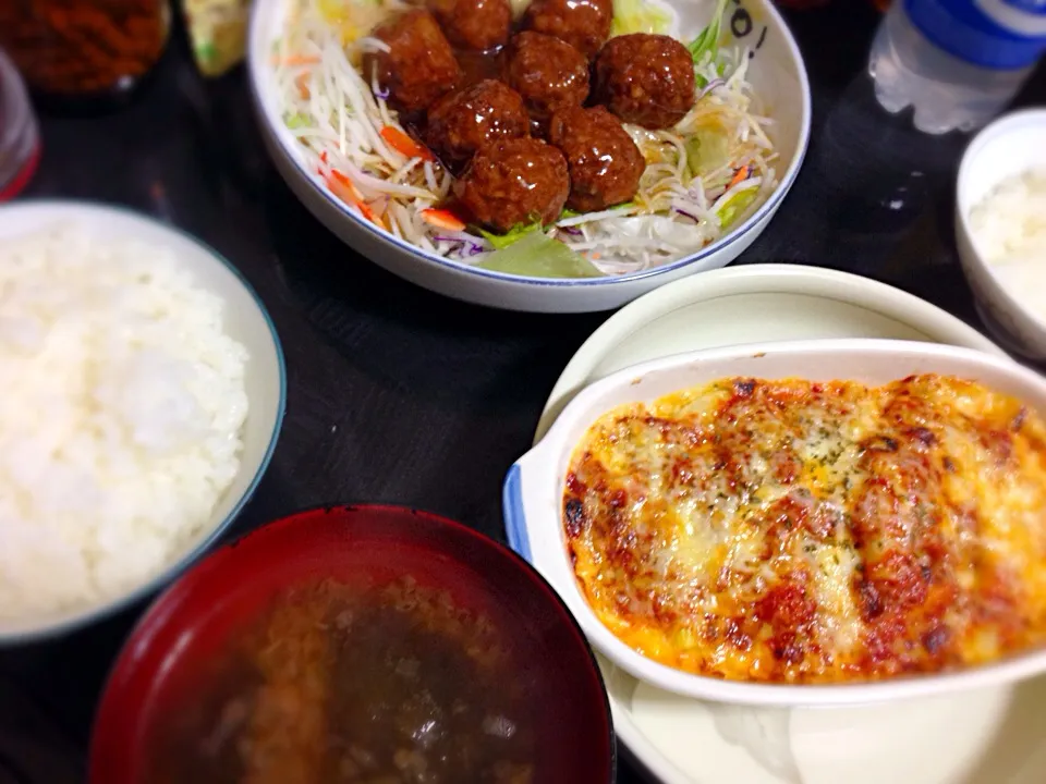 今日の晩ご飯は、ホワイトアスパラのトマトチーズ焼き、肉団子の甘酢あんかけ(サラダ座布団)。|ゆえさん