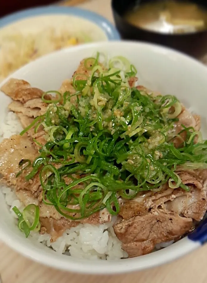 Snapdishの料理写真:ネギ塩豚カルビ丼　大盛り　@松屋|平原知宏さん