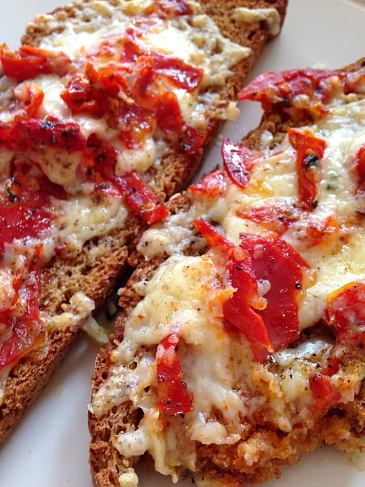 Cheese, chorizo and sunblush tomatoes on rye toast:|Fionaさん