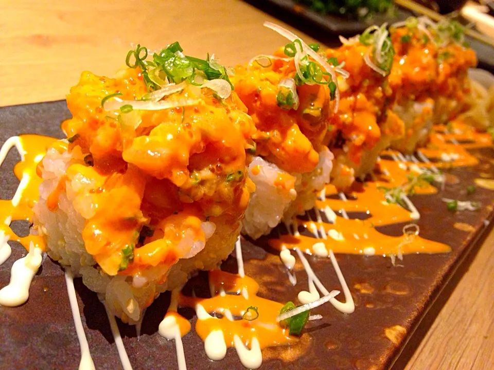 Snapdishの料理写真:Spicy salmon roll|Obeoom Jumsai Na Ayudhyaさん