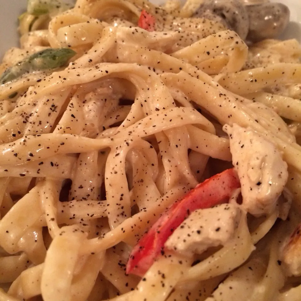 Snapdishの料理写真:Fettuccine Alfredo w/ chicken, whole mushrooms, tri- color peepers|Curt Chillさん