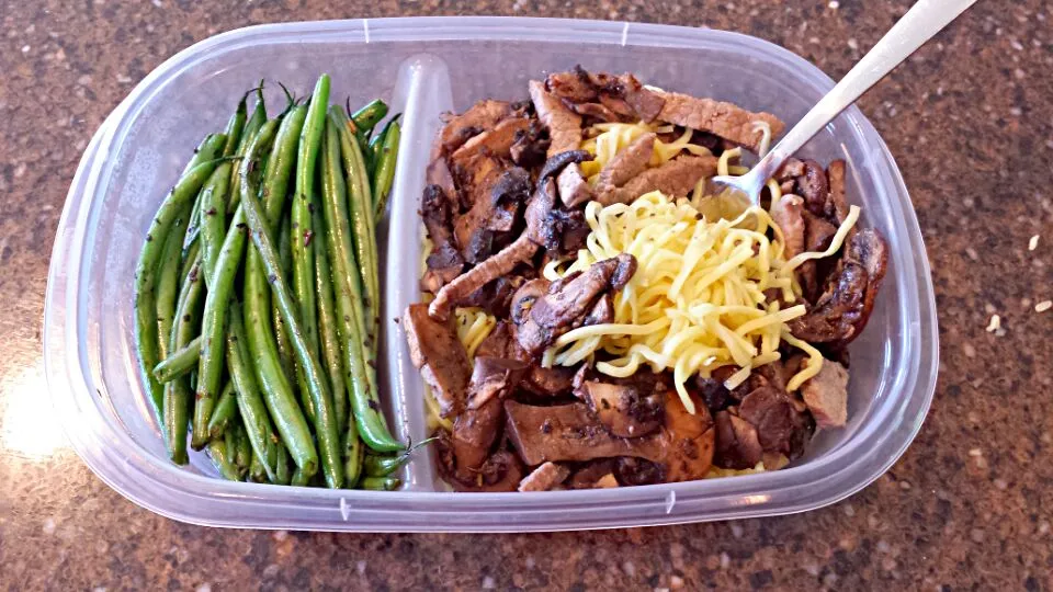 Chow mein, steak, mushrooms and green beans.|Adrienne Whiteさん