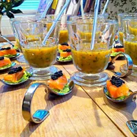 Lachs auf Avocado mit Kaviar, Kräuter-Smoothie|wiwi mrgさん