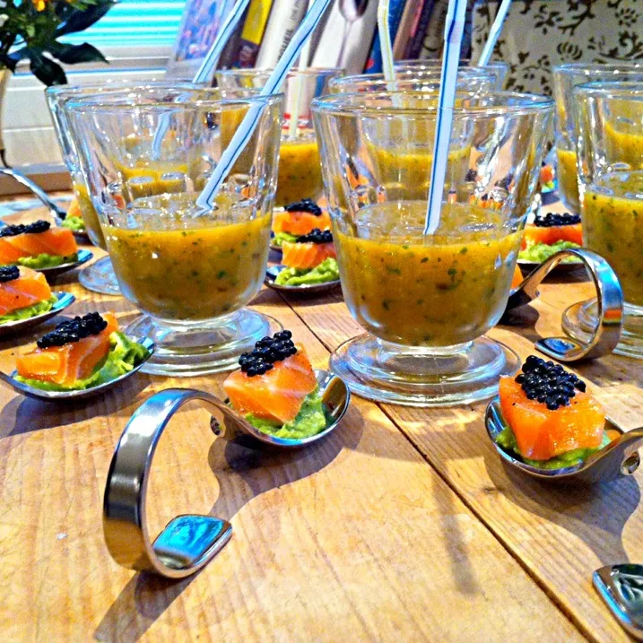 Snapdishの料理写真:Lachs auf Avocado mit Kaviar, Kräuter-Smoothie|wiwi mrgさん