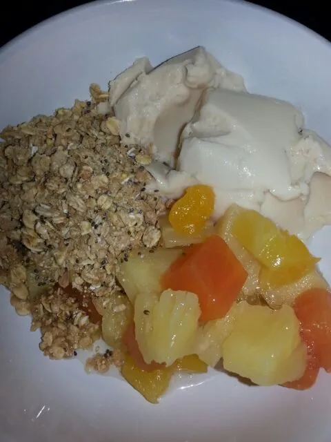 vanilla Greek yogurt with fruit and maple granola.|Polly Gelfusoさん