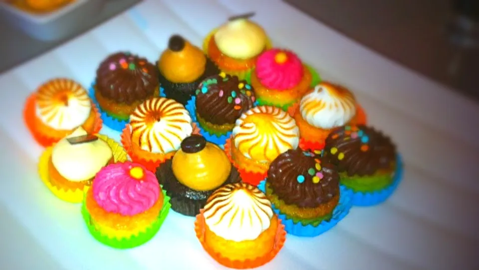 Snapdishの料理写真:Mini Cupcakes ♪♪♪|Izzy Bizzyさん