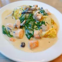 Salmon, shrimp and spinach in creamy mushroom sauce Omurice|Chantel Santosさん