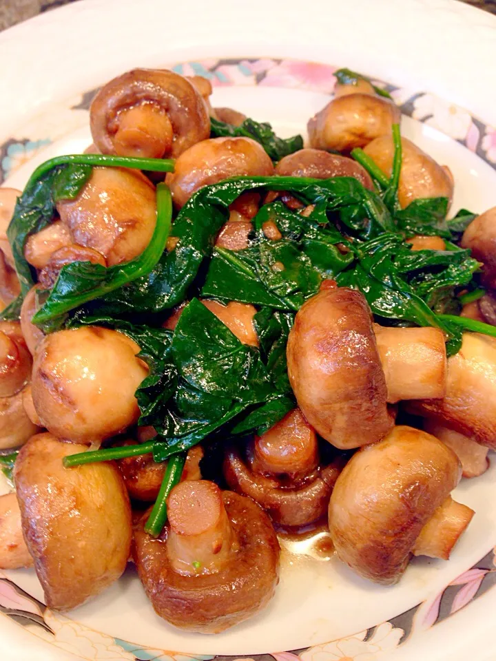 Button mushroom spinach garlic.|Allissa Zhaoさん