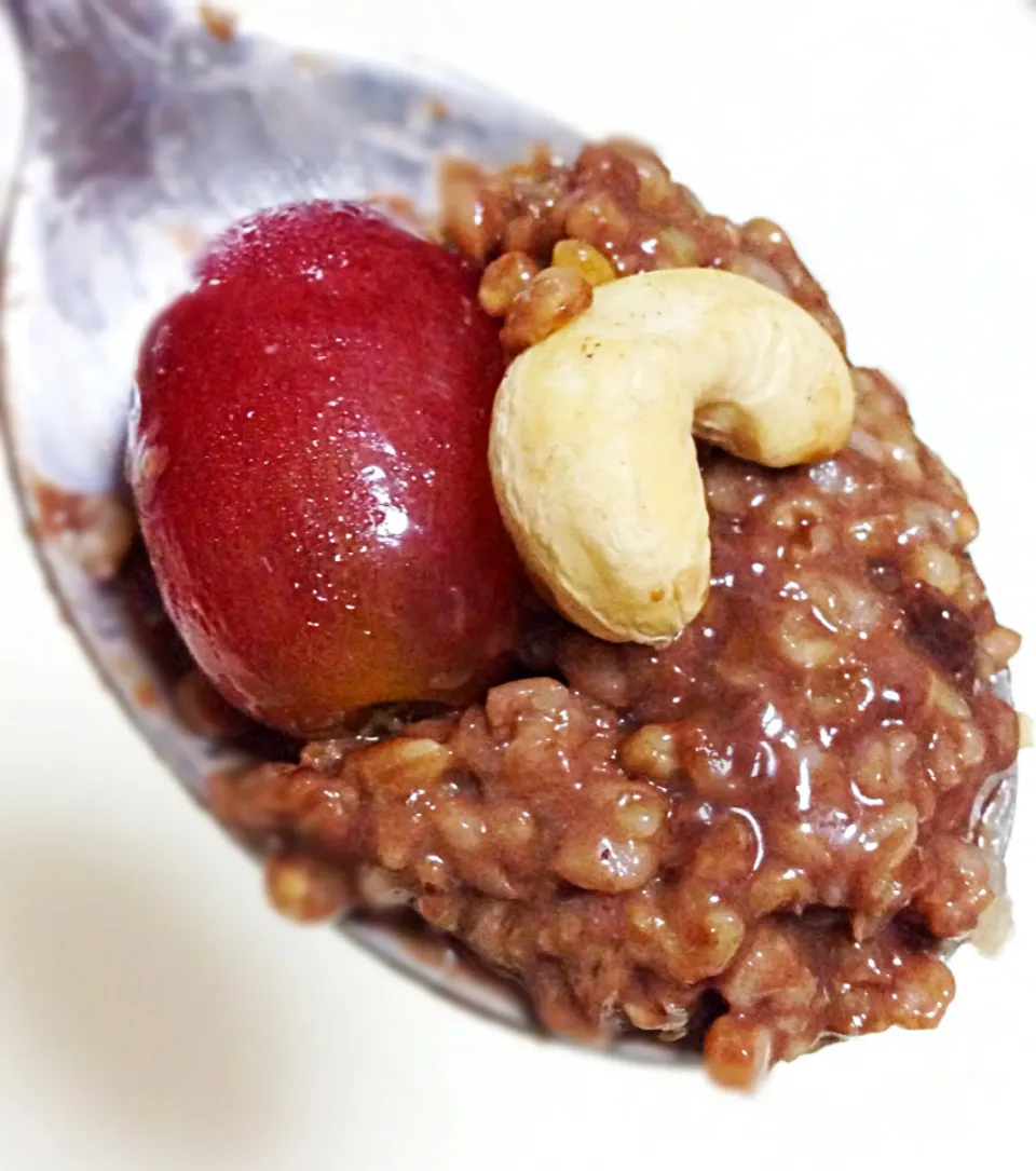 Dark chocolate steel cut oats, with grapes and cashew nut|coxiella24さん