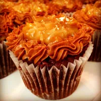 Snapdishの料理写真:German Chocolate Cupcakes|Dawn Dyeさん