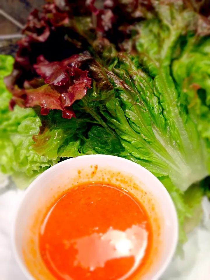 Chilli sauce and lettuce wrap with grill salmon.|Allissa Zhaoさん