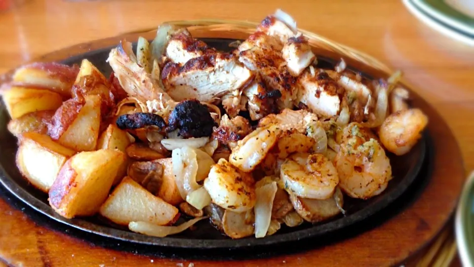 Applebees Grilled Chicken & Shrimp with wedge cut potatos and grilled onions|Macawsoさん