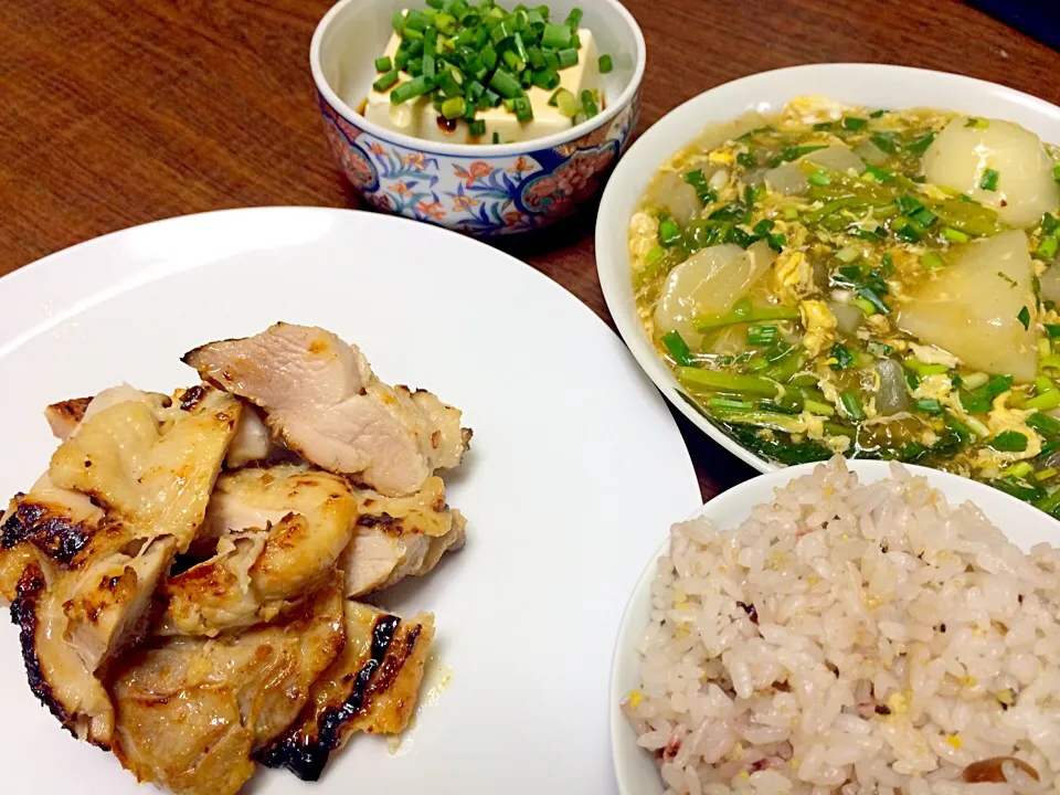 鶏ももの塩麹焼き・かぶと大根の和風酸辣湯あんかけ・冷奴・雑穀ごはん|Chikakoさん