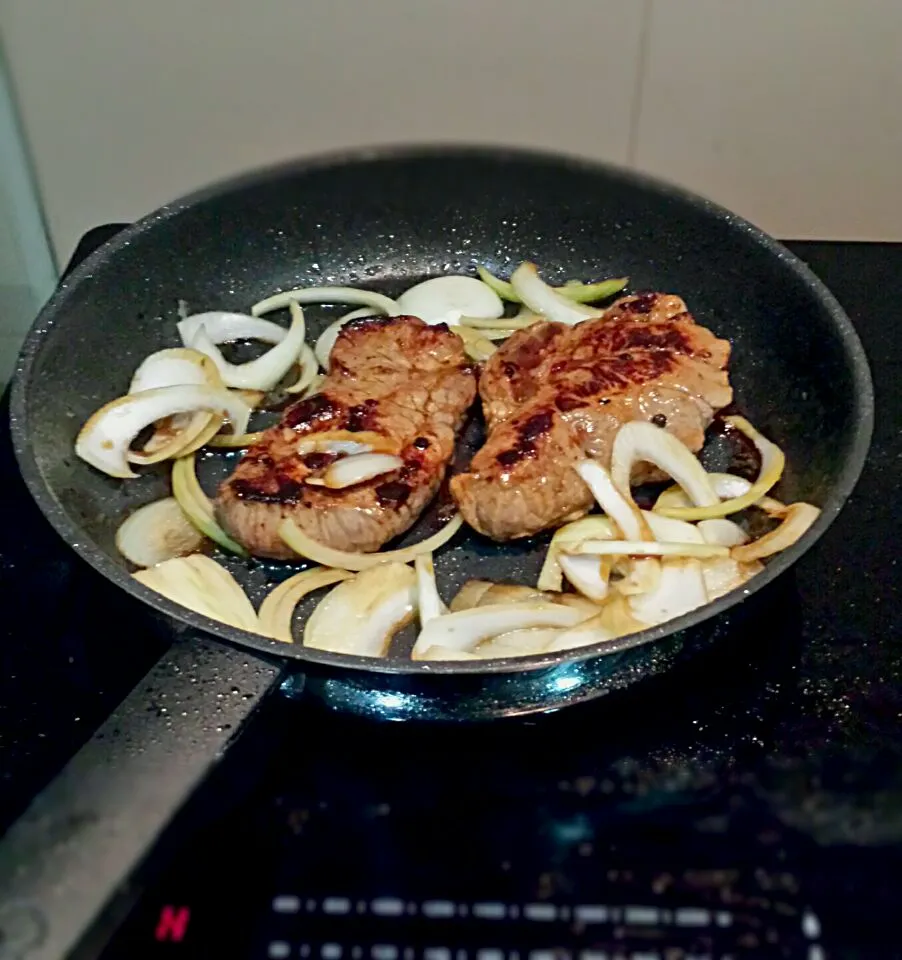 Snapdishの料理写真:Steak with caramelized onion|Yummy Mummyさん