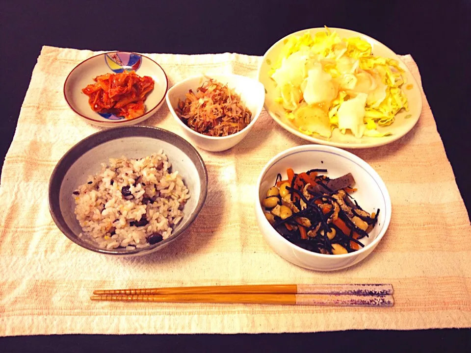 ひじきの煮物、納豆キムチ、十穀米 のお昼ご飯♡|miimaさん