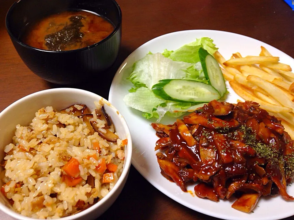 混ぜご飯ととろろ昆布の味噌汁ときのこソースハンバーグ|otochiiiさん