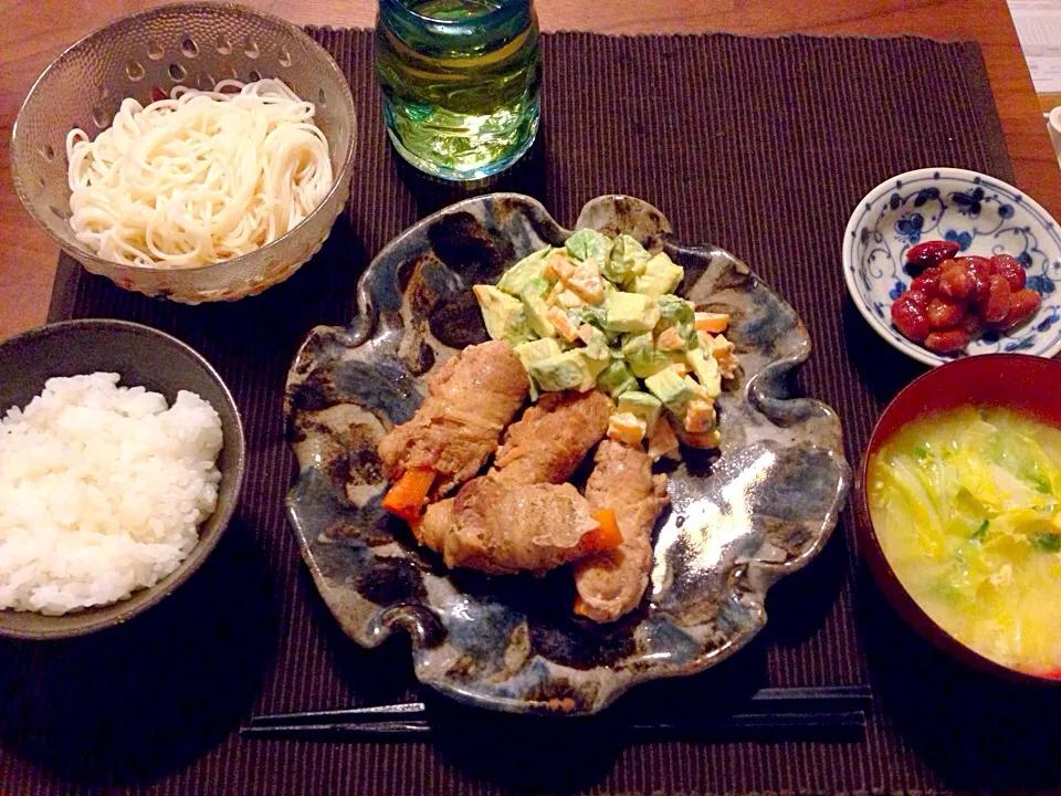 豚肉の甘辛人参巻き、アボカドとシソのマヨサラダ、卵と春キャベツのスープ、そうめん、煮豆|今日の献立さん