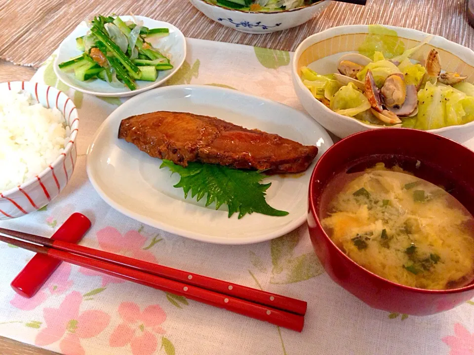 ぶりの照り焼き、春キャベツとアサリの蒸し煮、きゅうりと玉ねぎの梅シソおかか和え、ニラ玉味噌汁|まろさん