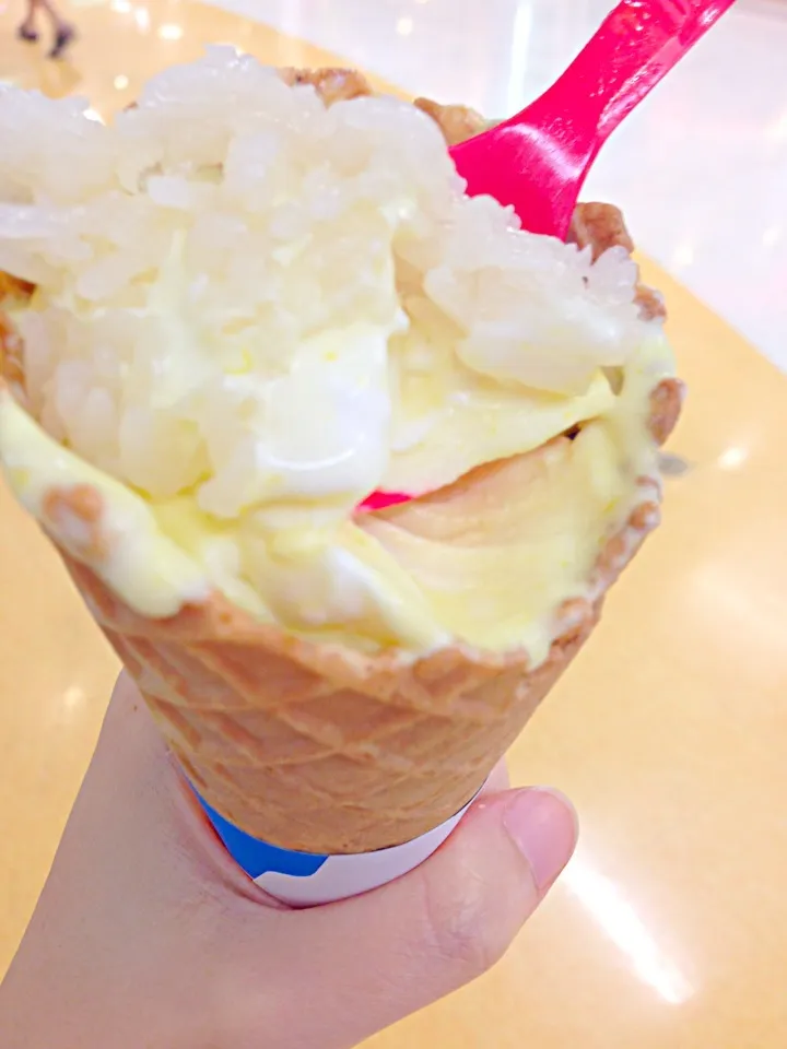 Mango ice cream with sweet sticky rice waffle|PhUnGさん