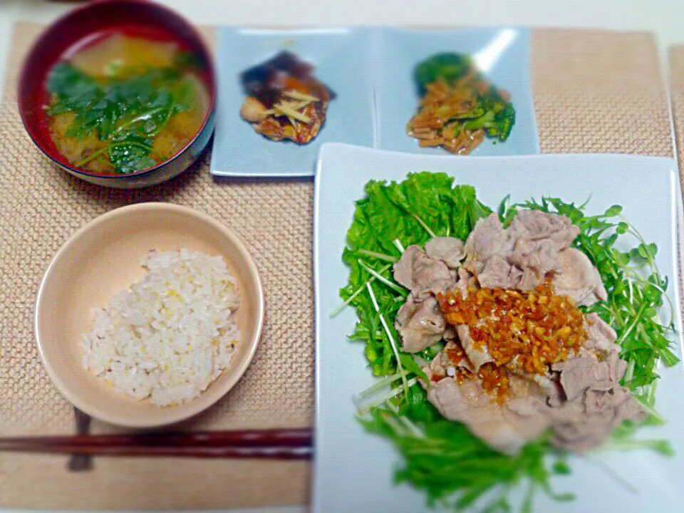 豚しゃぶ香味だれ 鯖の味噌煮 なめたけブロッコリー 味噌汁|にゃろめさん