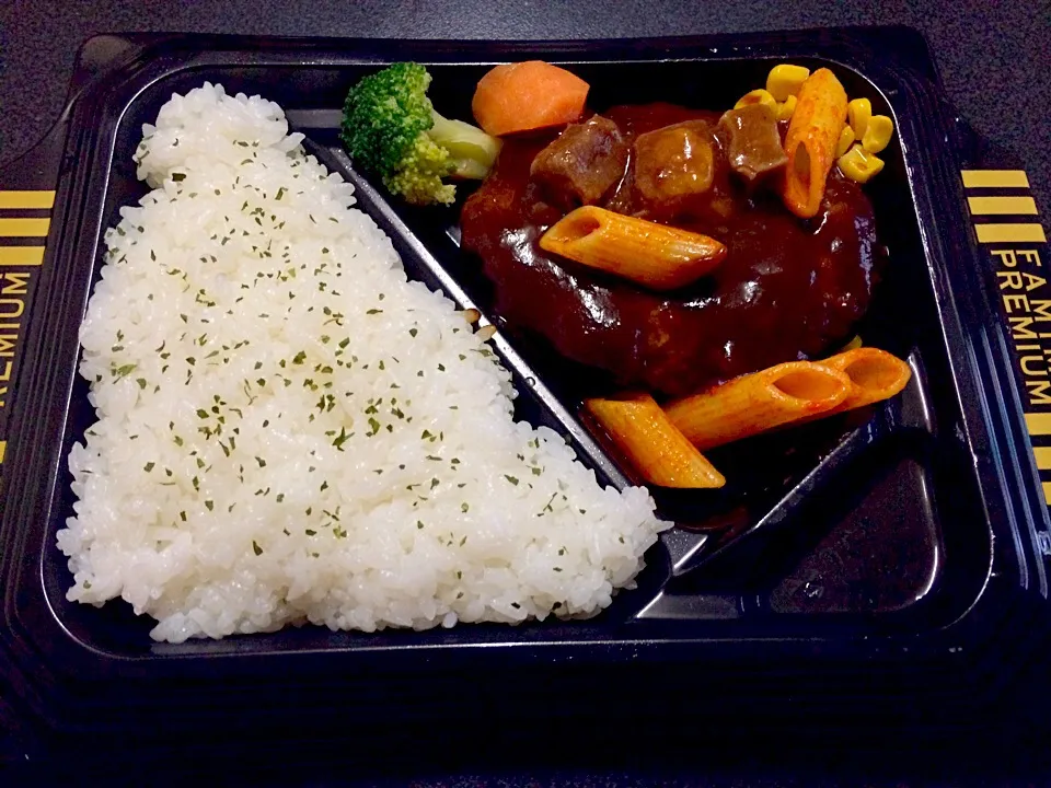 ファミマプレミアム タンシチューソースハンバーグ弁当|ぬぬ。さん