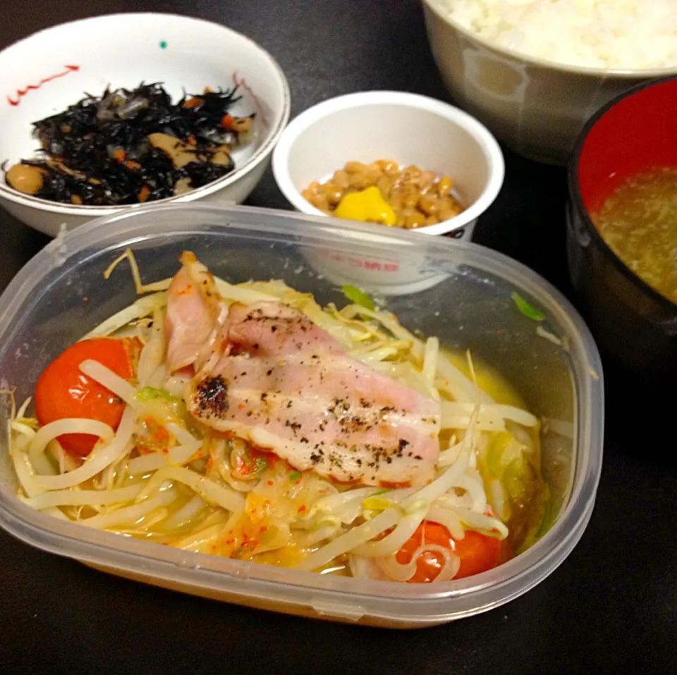 宿ぐらしの晩ごはん もやしととまとのレンジ蒸し味噌仕立 ヒジキ煮 納豆 とろろ昆布の味噌汁|ぽんたさん