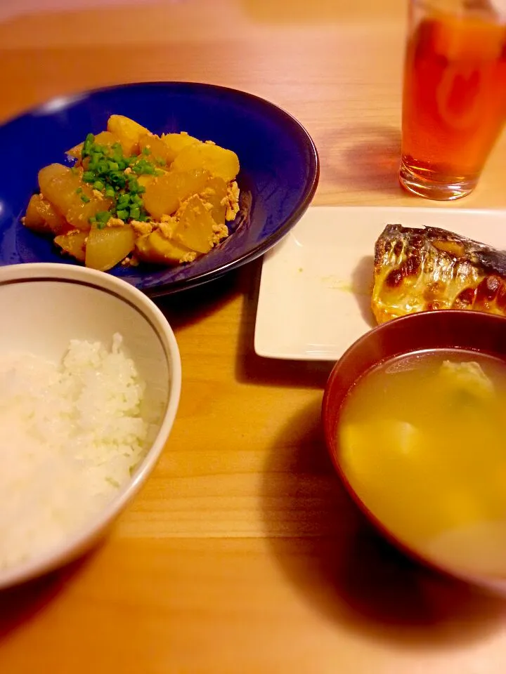 大根･じゃがいも･鶏ひき肉の炒め煮
塩鯖
豆腐･油揚げ･ワカメの味噌汁
ごはん
ルイボスティー|akiko🌈さん