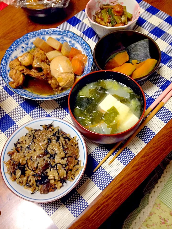 鶏手羽の酢煮、カボチャの煮物、アスパラの炒め、ひじきご飯、味噌汁|クロエさん