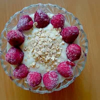 frozen rapsberries with vanilla yoghurt :)|lena blablaさん