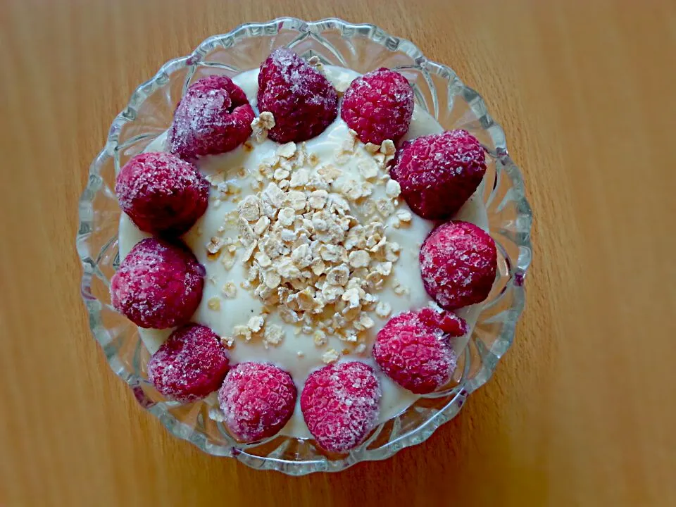 frozen rapsberries with vanilla yoghurt :)|lena blablaさん