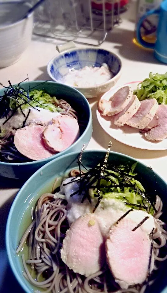 今日ちょっと熱いですね
昨日、冷蔵庫に寝かせた鶏肉ハム

とろろの胡瓜ざるそばにトッピングしてみました…さっぱり～さっぱりo(^-^)o|Iningさん