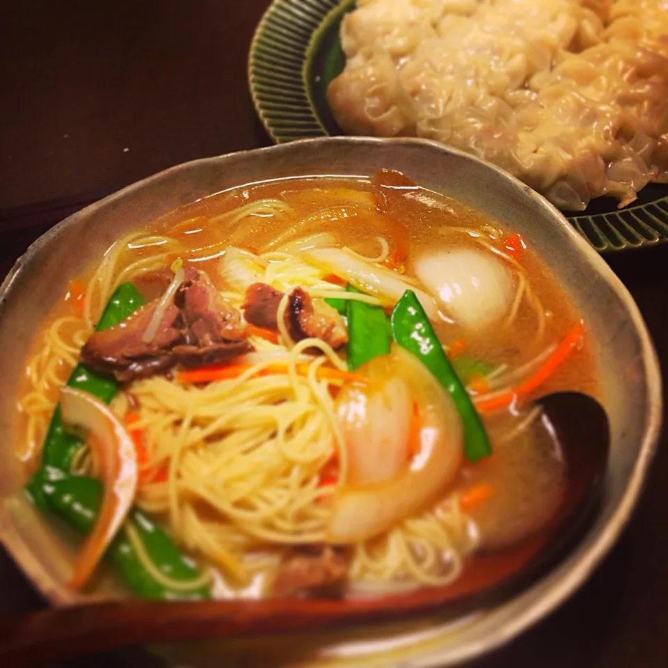 Snapdishの料理写真:食べ盛りのお子さま達に作る、鴨のチャーシューと春野菜たっぷりラーメン＆餃子。|Araki1118さん