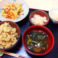 Snapdishの料理写真:キノコと山菜の炊き込みご飯、切り干し大根|knk.さん