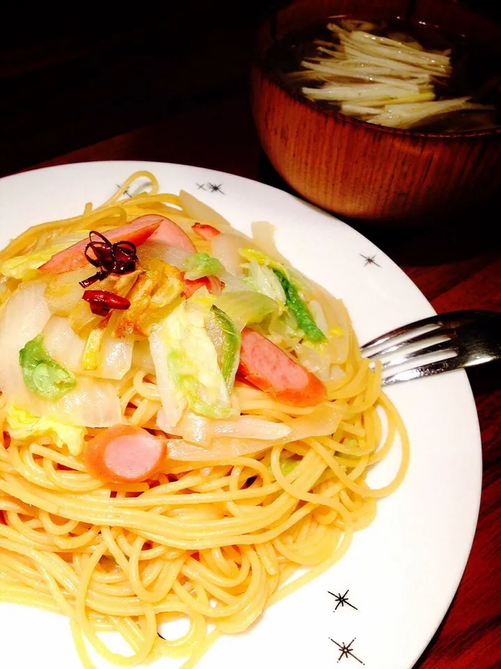 白菜とウィンナーのポン酢パスタ🍝＆味覇スープ😁|KAZUTOさん