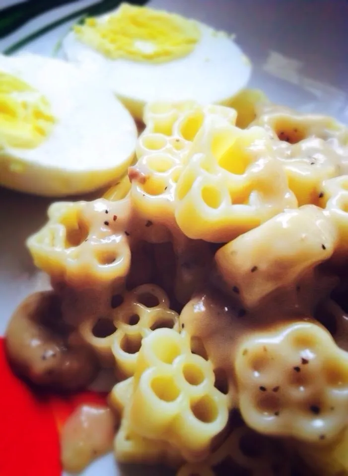 Snapdishの料理写真:Creamy Carbonara pasta with hard-boiled egg.|samantha wさん