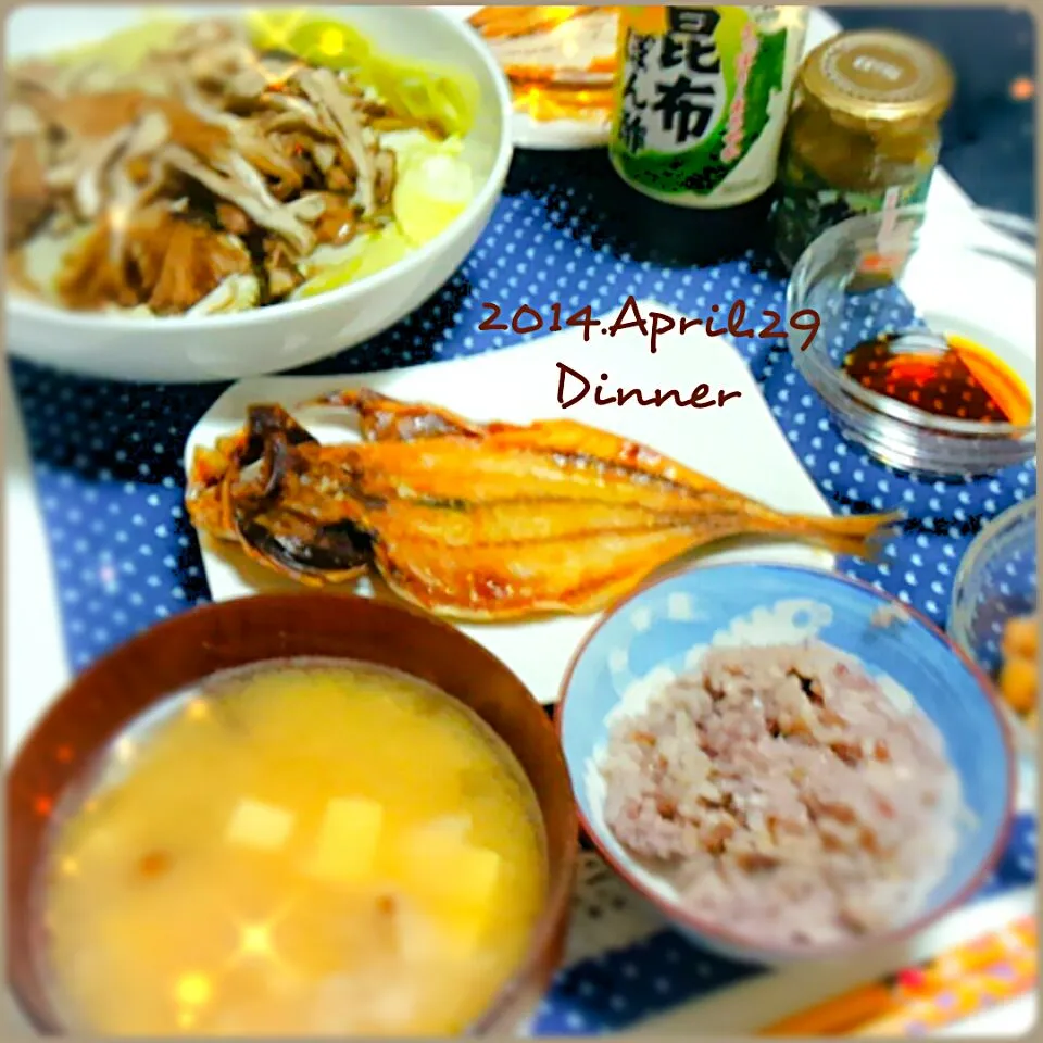 夕飯🍴鯵の干物、白菜と舞茸のレンジ蒸し、豆腐の味噌汁、納豆ご飯|鶏皮ハツさん