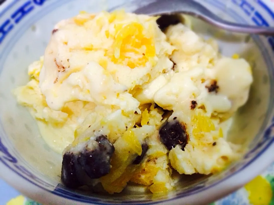 Orange yoghurt ice cream with orange segments and dark choc Toblerone chunks (ice cream machine not needed)|Elaine Gohさん