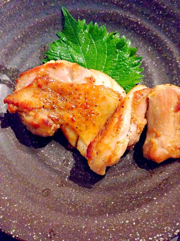 Snapdishの料理写真:鶏もも肉の塩焼き🍗|まみりんごさん