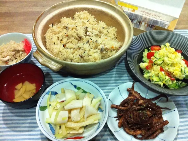 土鍋でひじき五目炊き込みご飯・イカ2品〜イカとセロリにんにく炒め・イカげそのワタ醤油炒め・タルタルポテトサラダ・新筍お吸い物・三方六|まーままさん