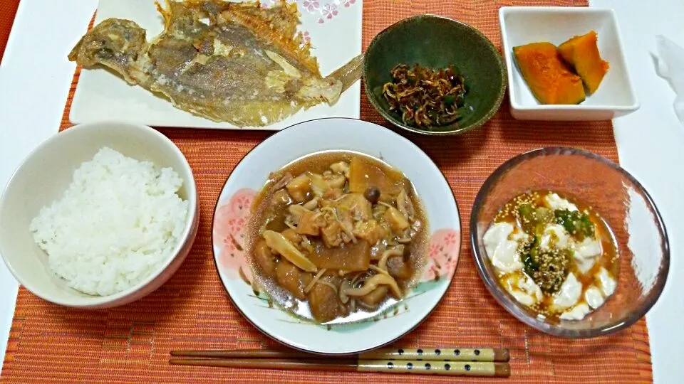 カレイの唐揚げ、南瓜の煮物、ピーマンとじゃこのピリ辛煮、すき焼き、冷奴♡|yuiさん