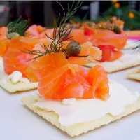 Salmon on cream cheese and plain biscuit|monaさん