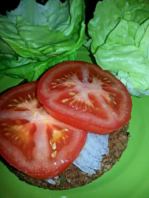 My lunch, Amy's vegan burger with tomato and onion and Boston lettuce.|Polly Gelfusoさん