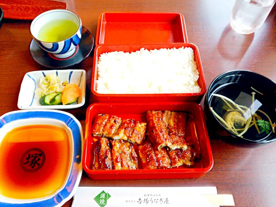 創業明治6年 博多名代 吉塚うなぎ屋の鰻重。
鰻を乗せてタレを掛けて食べるのも良し、鰻をタレに付けてご飯にタレを付けないで食べるのも良し。
老舗の鰻重の味は格別です。
鰻重を食べたら精力が付いた気分になって、その後の芋焼酎の呑みすぎに繋がっちゃいました…
┐(´д｀)┌|東京ライオンズさん